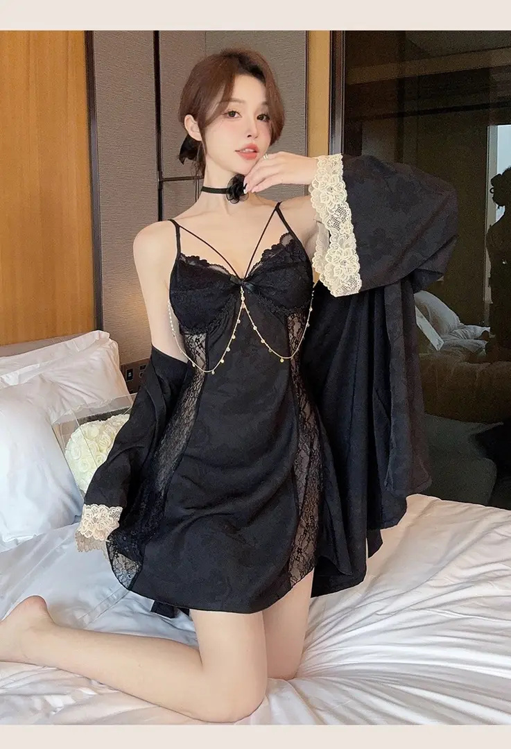 【輕奢高定版蕾絲睡裙】蕾絲深V純欲風!若隱若現,撥動男人的心弦!冰絲面料、自帶胸墊! 【輕奢高定版蕾絲睡裙】蕾絲深V純欲風!若隱若現,撥動男人的心弦!冰絲面料、自帶胸墊!